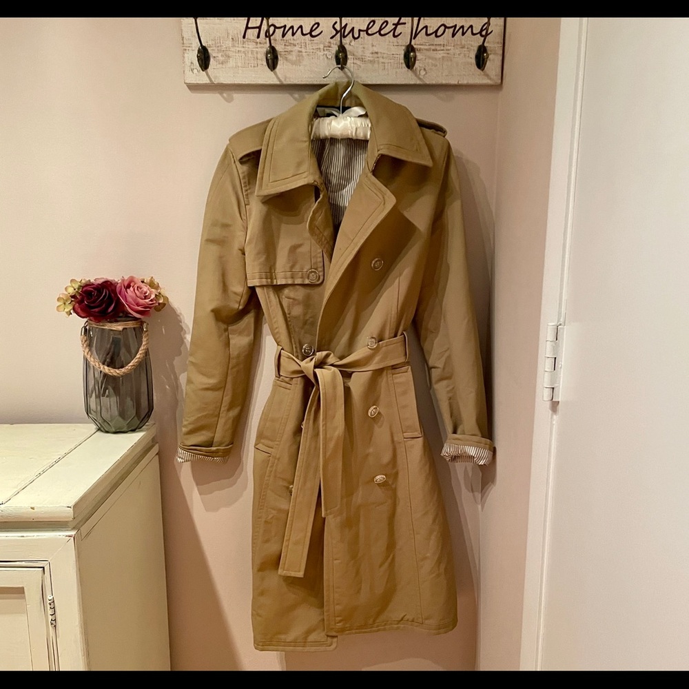 Express sz M camel colored Trench coat. Great for fall and blustery days. :)
